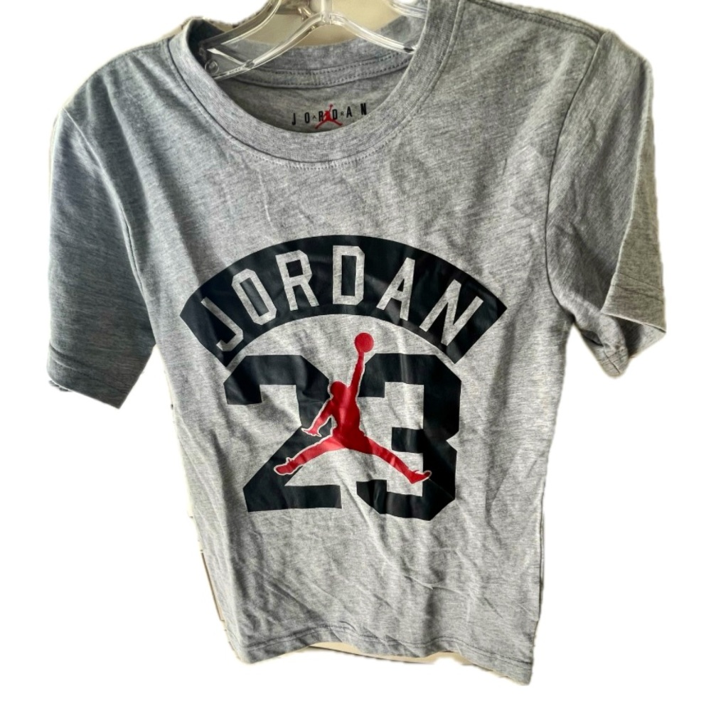 NEW Jordan T-shirt. Boys size 8-10